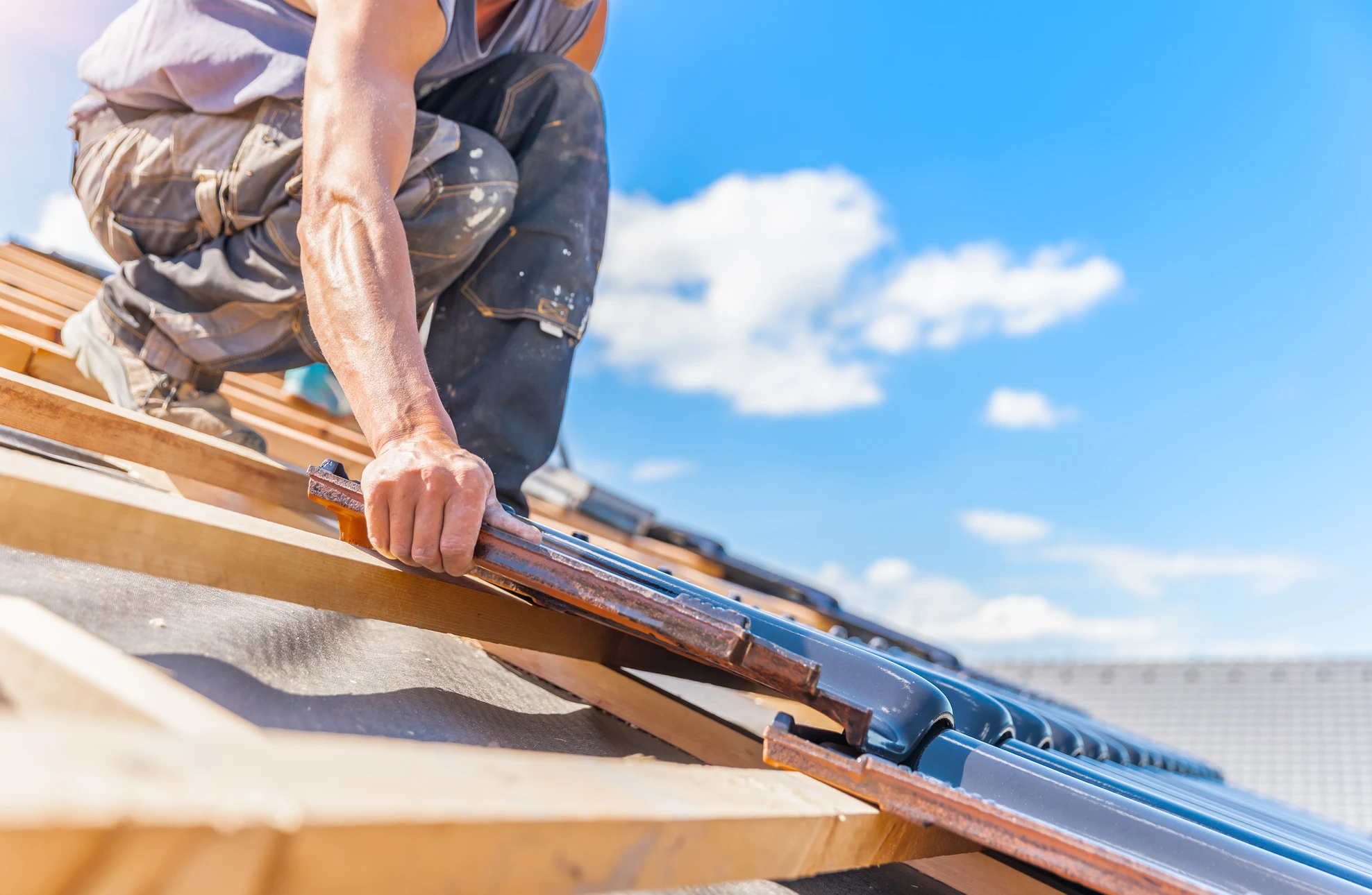 Chantier de construction en extérieur sous ciel bleu nuageux