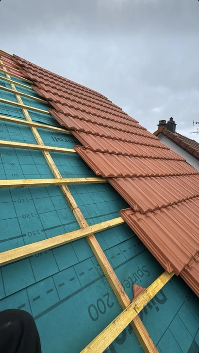 Atelier de menuiserie avec établi en bois