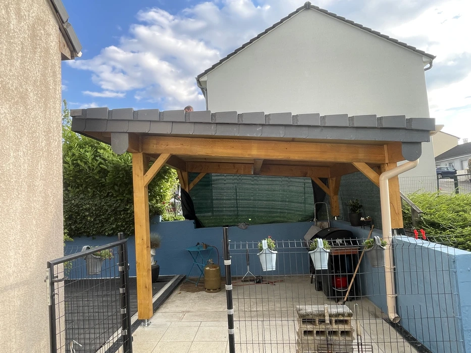 Vue aérienne de toitures résidentielles avec tuiles en terre cuite de style méditerranéen