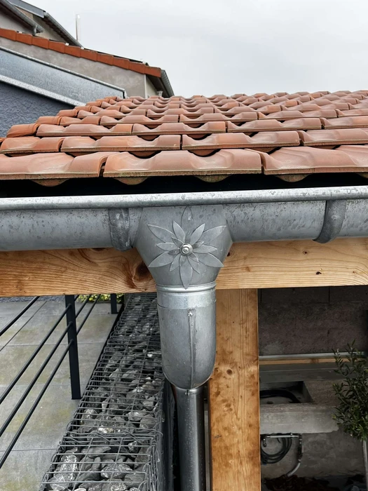 Toiture résidentielle avec tuiles en terre cuite rouge-orange disposées en rangées régulières