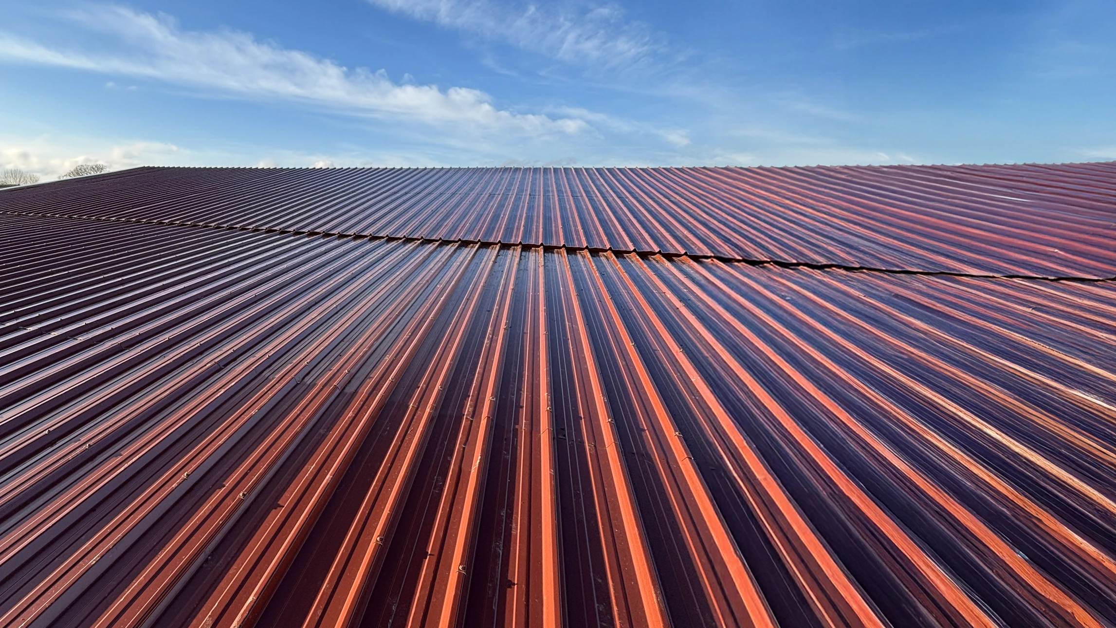 Toiture en ardoise naturelle vue en contre-plong&eacute;e sous ciel nuageux