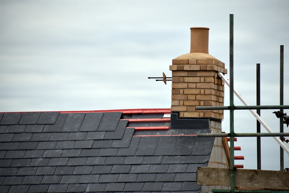 Trois compositions artistiques présentant des roches bleues disposées sur différentes surfaces texturées