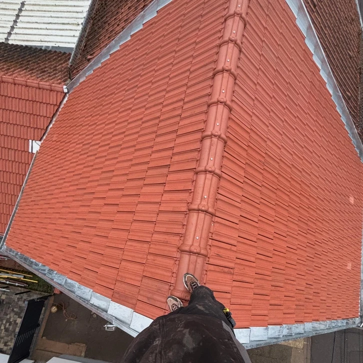 Présentation d'échantillons de matériaux de construction et revêtements disposés sur surface grise