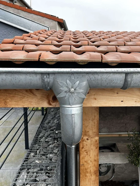 Extérieur d'une maison résidentielle avec vue en contre-plongée sur la toiture et les façades