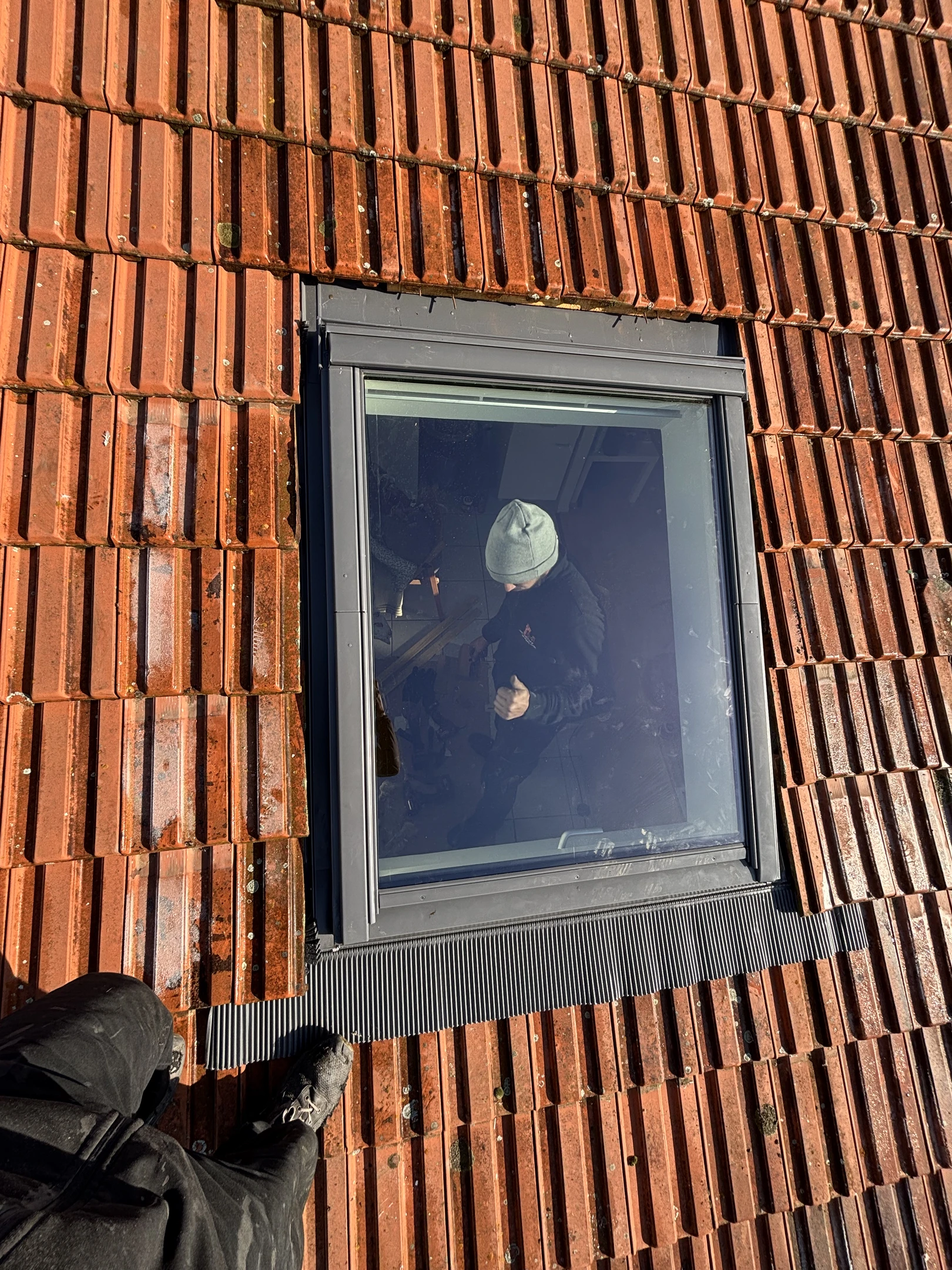 Salle de bain moderne épurée avec baignoire îlot blanche ovale et meuble vasque suspendu en bois